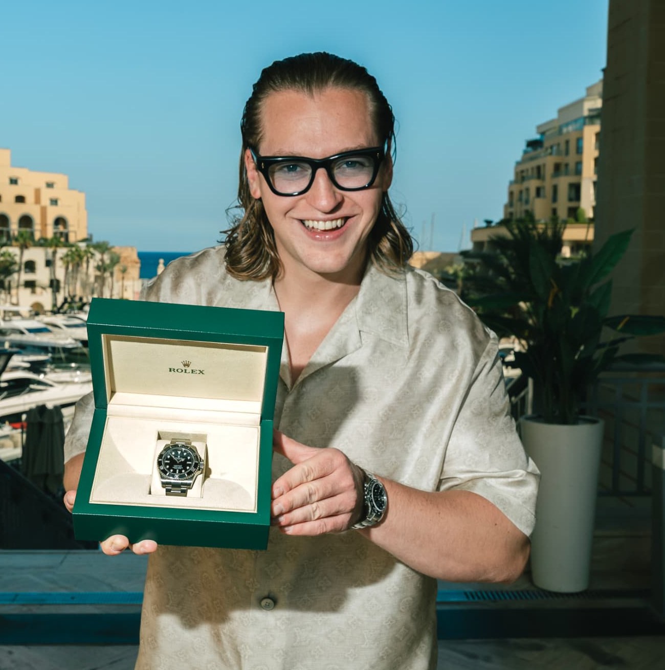 Ron Bielecki mit der Rolex-Box in der Hand