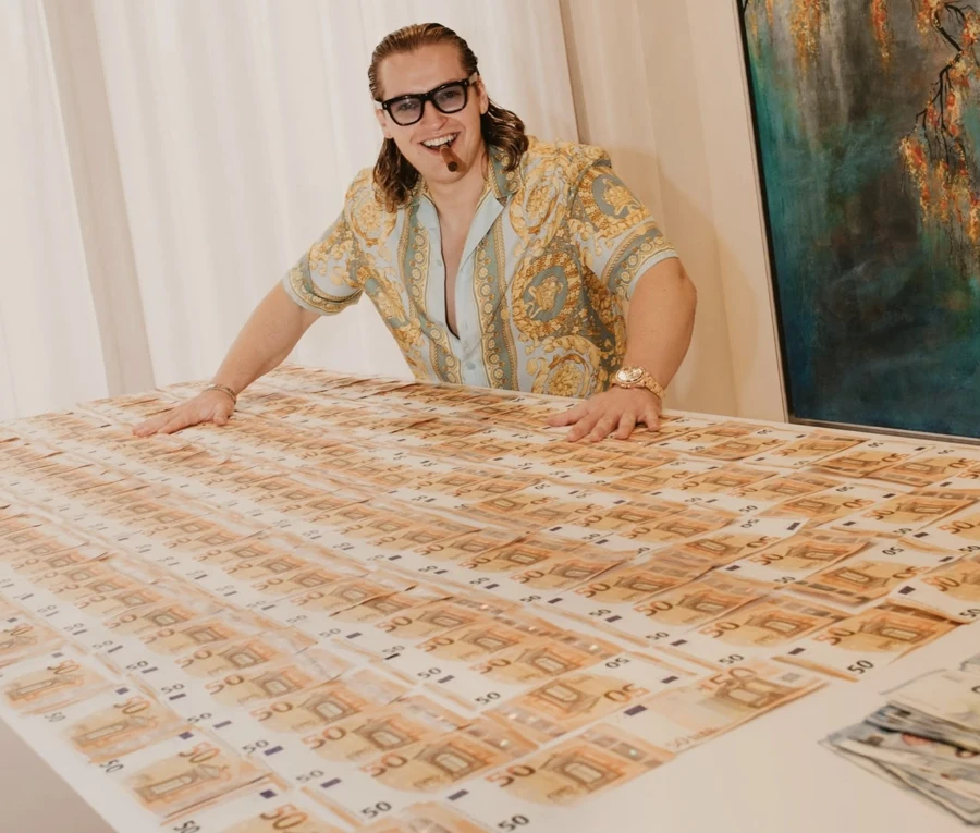 Ron mit Sonnenbrille hinter dem Geldtisch für das 10.000-Euro-Gewinnspiel
